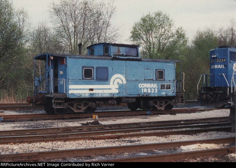 Conrail Caboose #18833